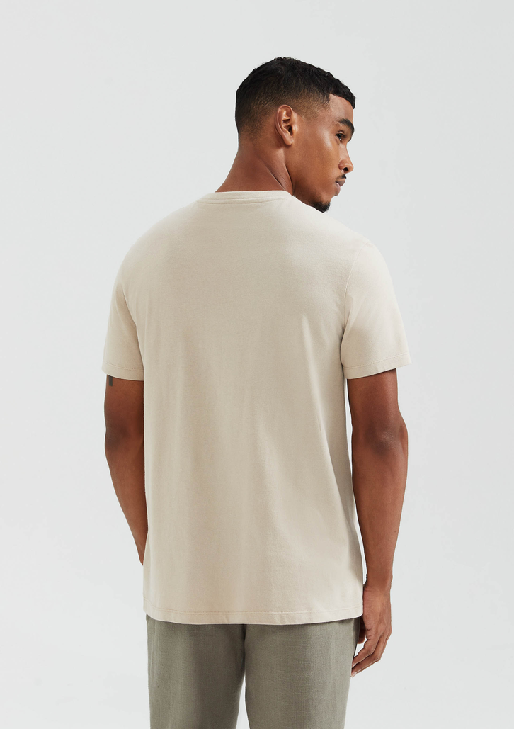 Camiseta Básica Bege Hering Masculina Manga Curta Gola V World