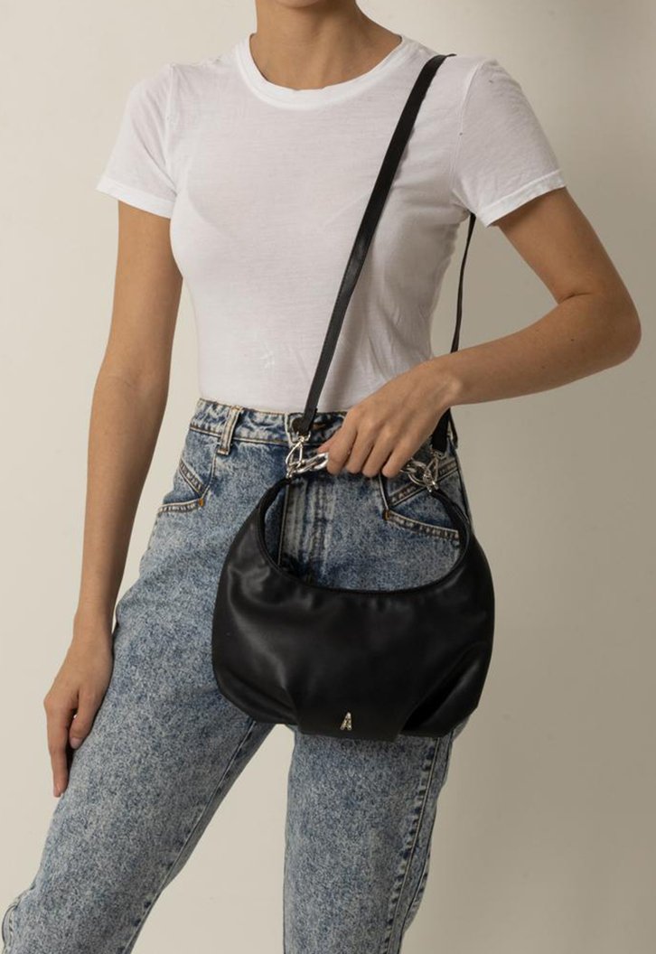 Bolsa Crossbody Preta Anacapri Baguete Corrente Média