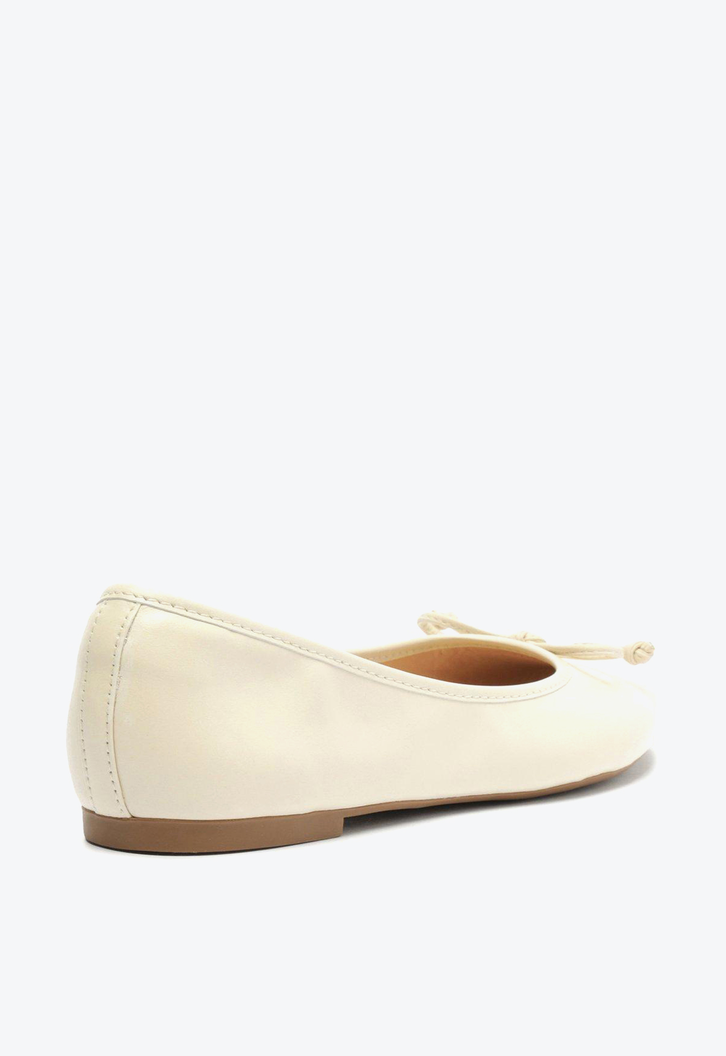 Sapatilha Off-White Arezzo Bico Redondo Laço