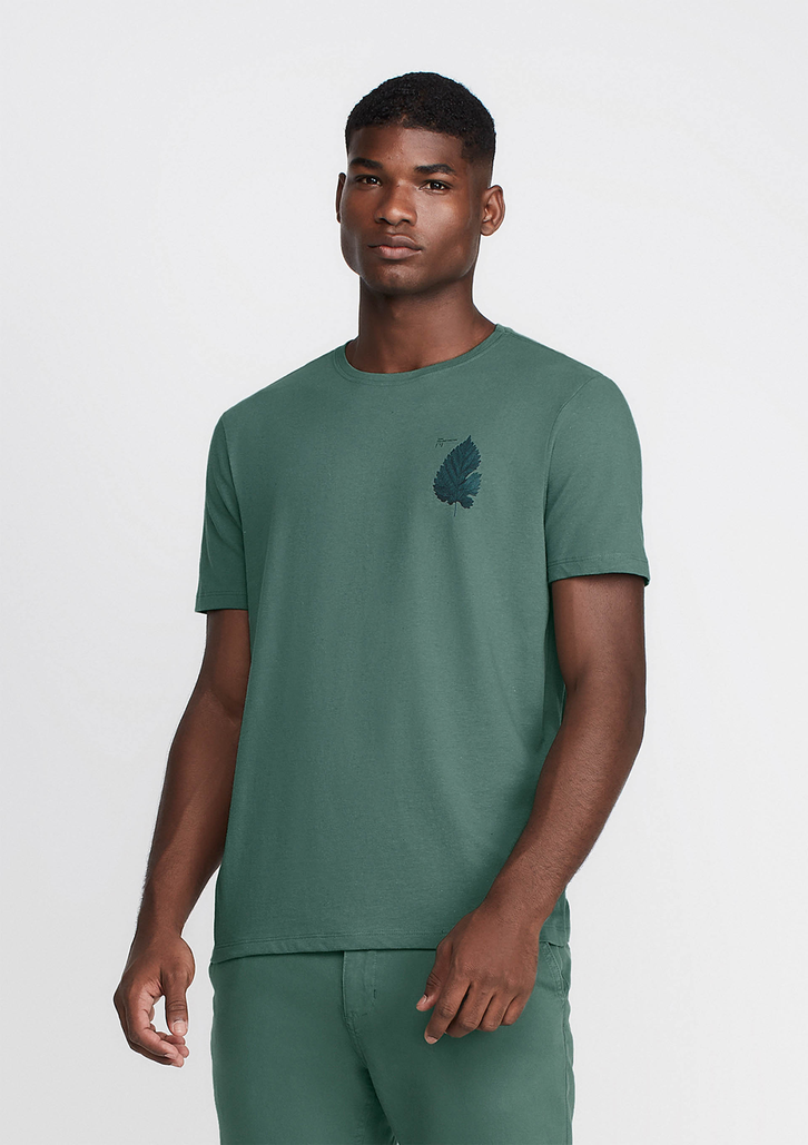 Camiseta Verde Escura Dzarm Em Malha Ecológica Estampada