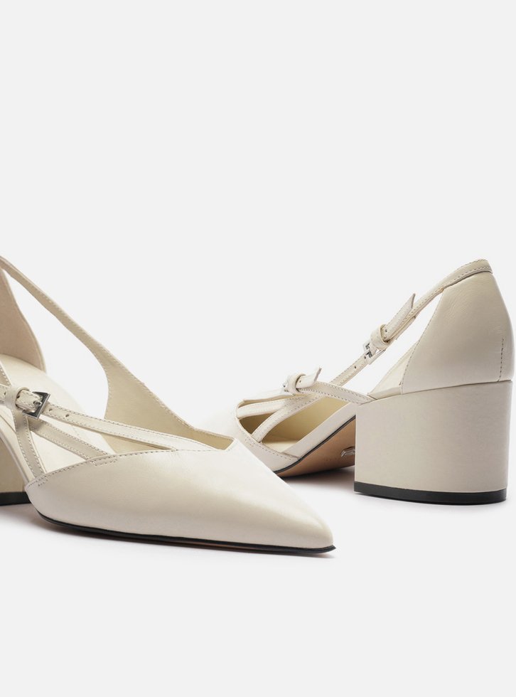 Scarpin Branco Couro Bloco Semi Aberto Fivelas