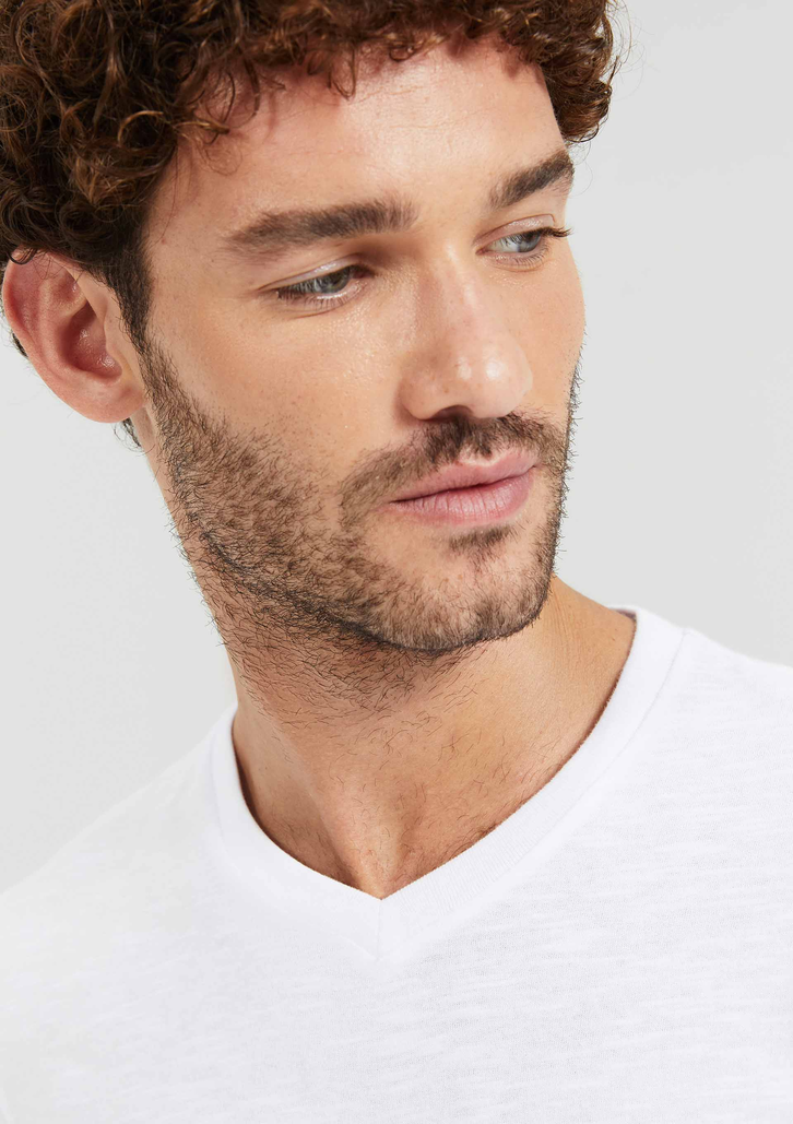 Camiseta Básica Branca Hering Slim Gola V Em Malha Flamê