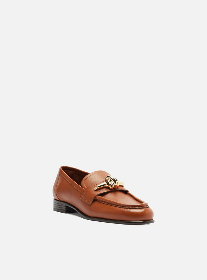 Mocassim Caramelo Couro Bico Redondo Metal Nó