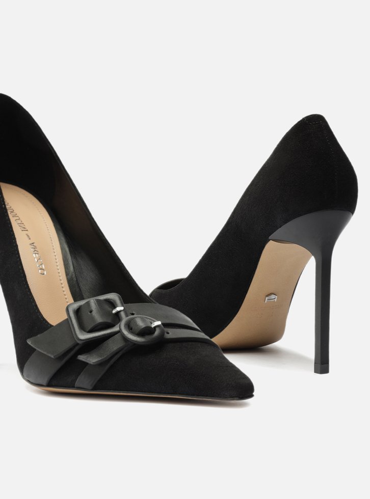 Scarpin Preto Nobuck Bico Fino Fivelas