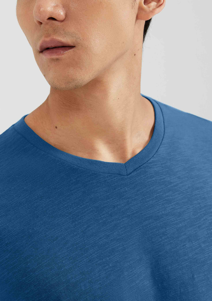 Camiseta Básica Azul Indigo Hering Slim Gola V Em Malha Flamê