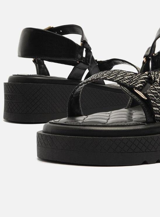SANDÁLIA PAPETE FLATFORM PRETA AREZZO COURO GORGURÃO