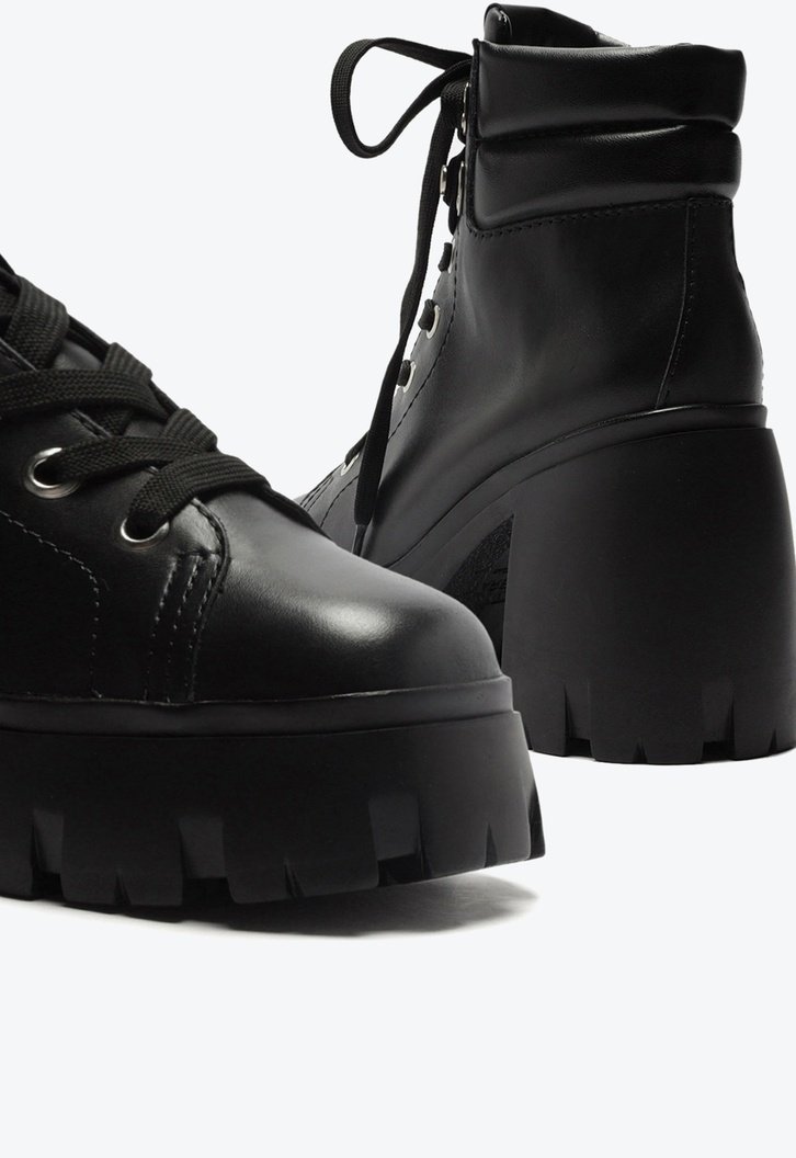 Bota Preta Arezzo Couro Cano Curto Tratorada Harper