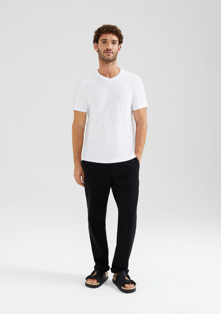 Camiseta Básica Branca Hering Slim Gola V Em Malha Flamê