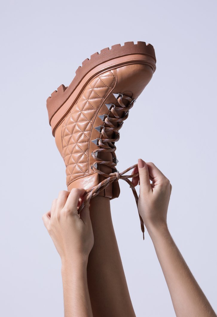 Bota Coturno Marrom Schutz Cadarço Matelassê Couro