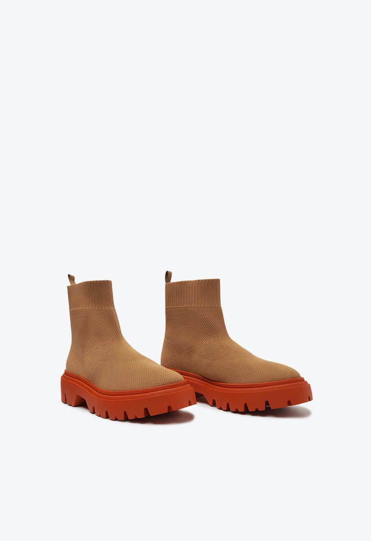 Bota Tratorada Cano Baixo Nude e Laranja Knit
