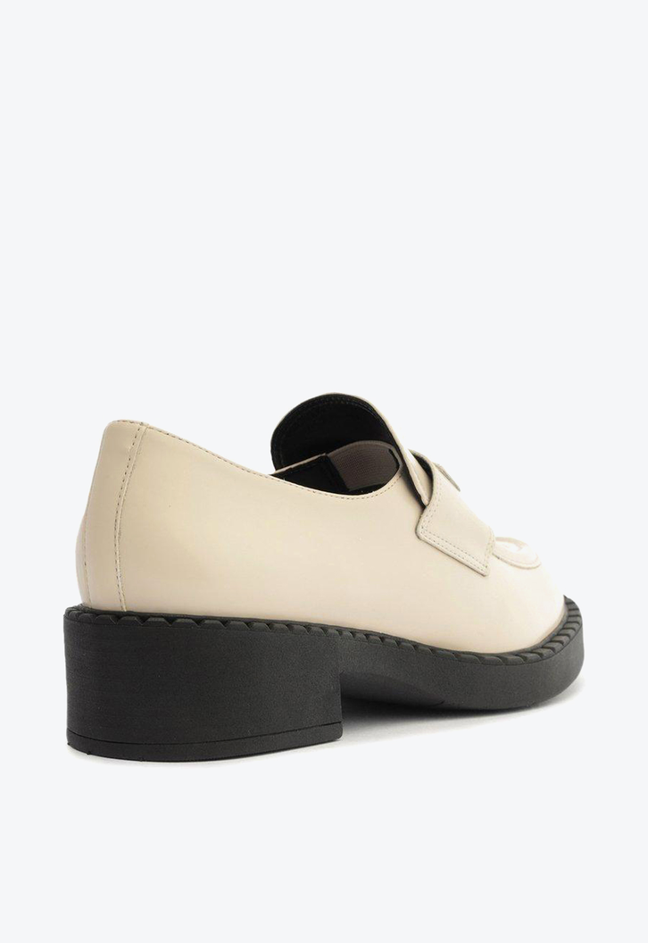 Mocassim Off-White Arezzo Bico Redondo Metal