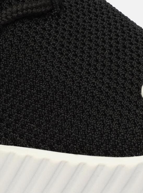 TÊNIS PRETO E BRANCO AREZZO MULTIMATERIAL