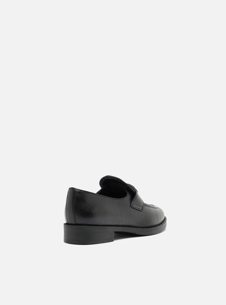 Mocassim Preto Couro Bico Redondo Retrô Metal