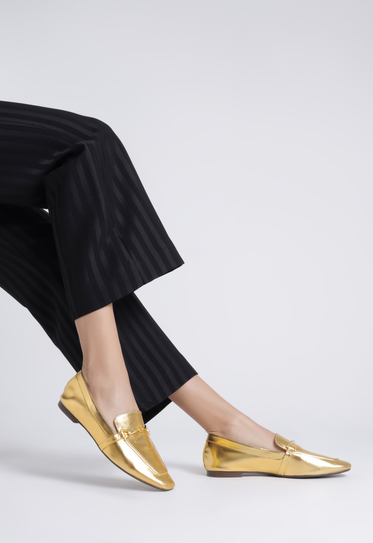 Sapato Mocassim Couro Enfeite Dourado