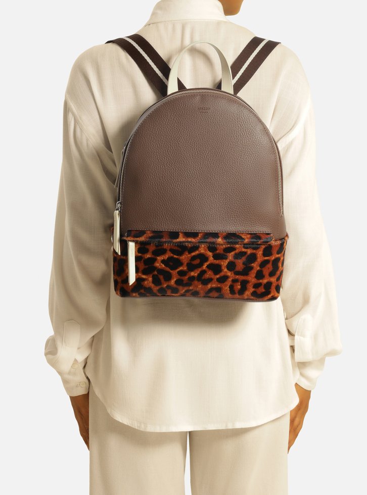 Mochila Animal Print Marrom Arezzo Prione Grande