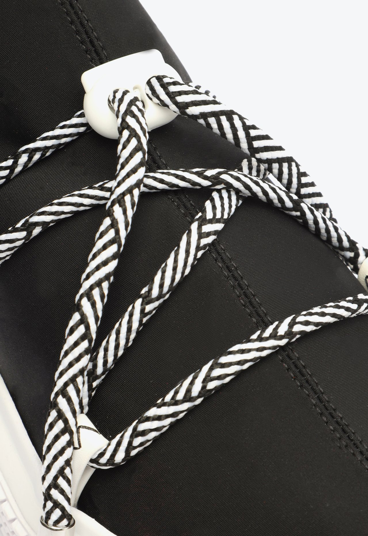 Tênis Preto e Branco