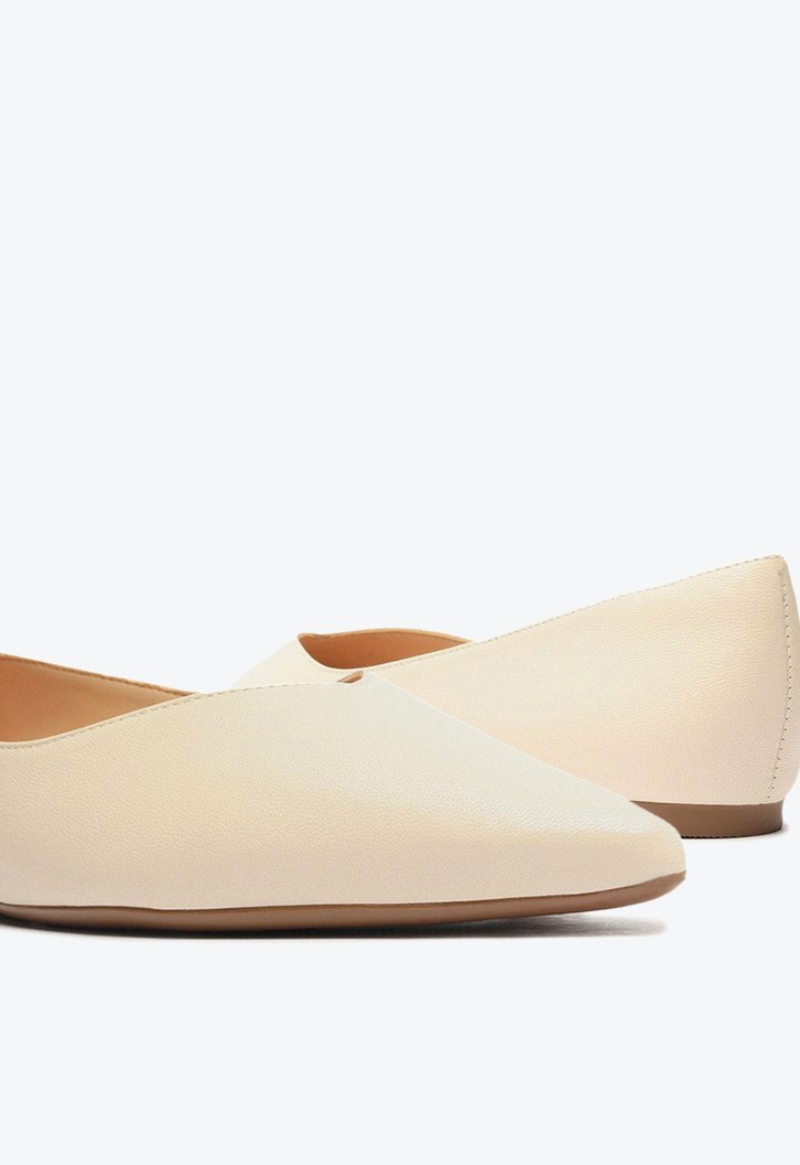 Sapatilha Off-White Arezzo Couro Bico Fino Minimal