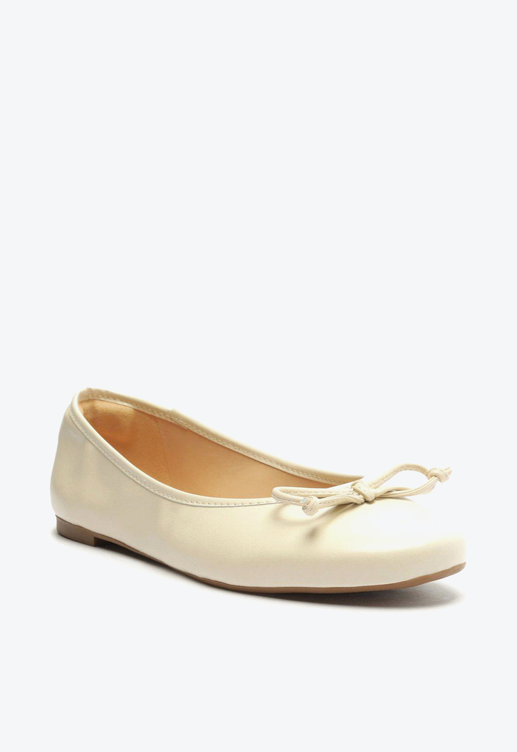Sapatilha Off-White Arezzo Bico Redondo Laço