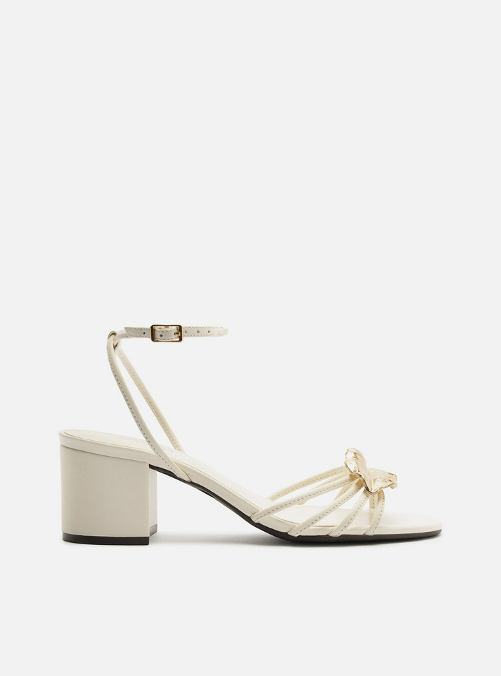 Sandália Branca Couro Salto Médio Bloco Folha Metal