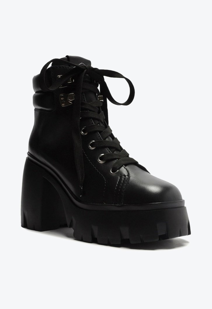Bota Preta Arezzo Couro Cano Curto Tratorada Harper