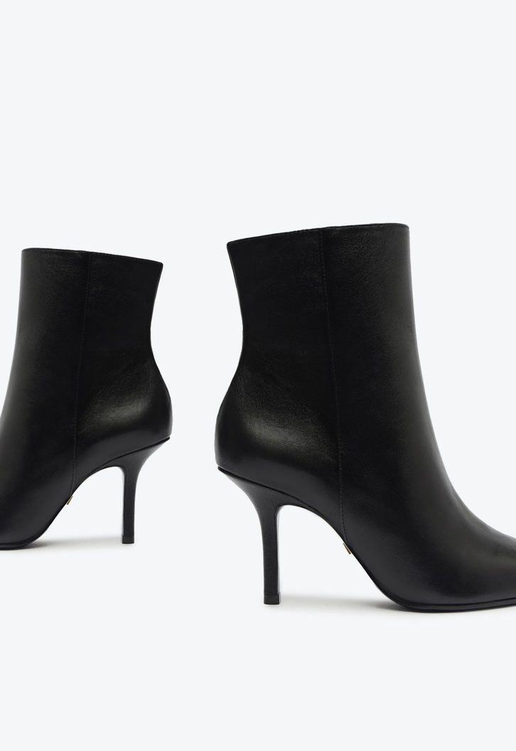 Bota Raffaela Stiletto Couro Preta