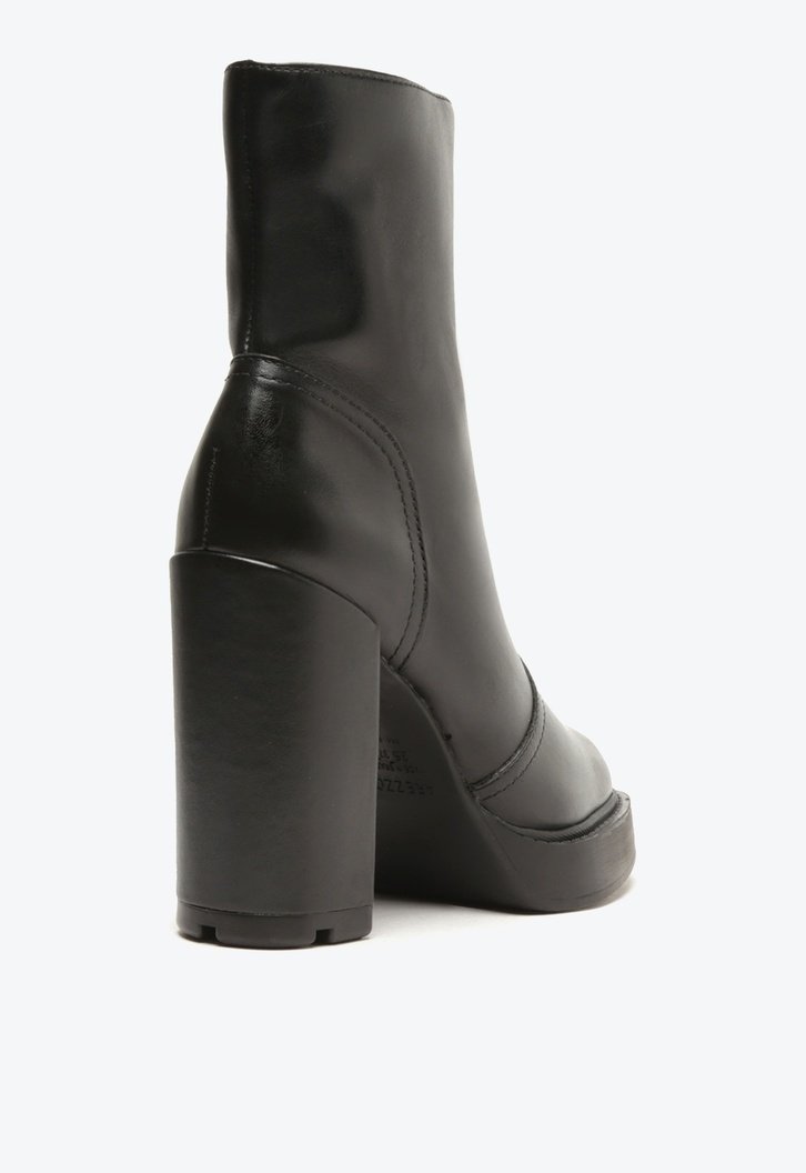 Bota Preta Arezzo Couro Cano Médio Salto Bloco Detalhe