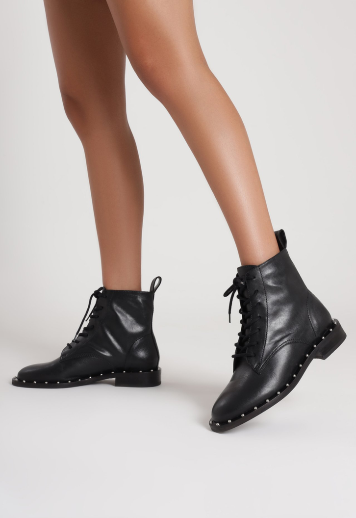 Bota Coturno Tachas Couro Preta