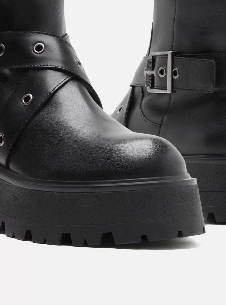 Bota Preta Arezzo Couro Cano Médio Tratorada Fivela