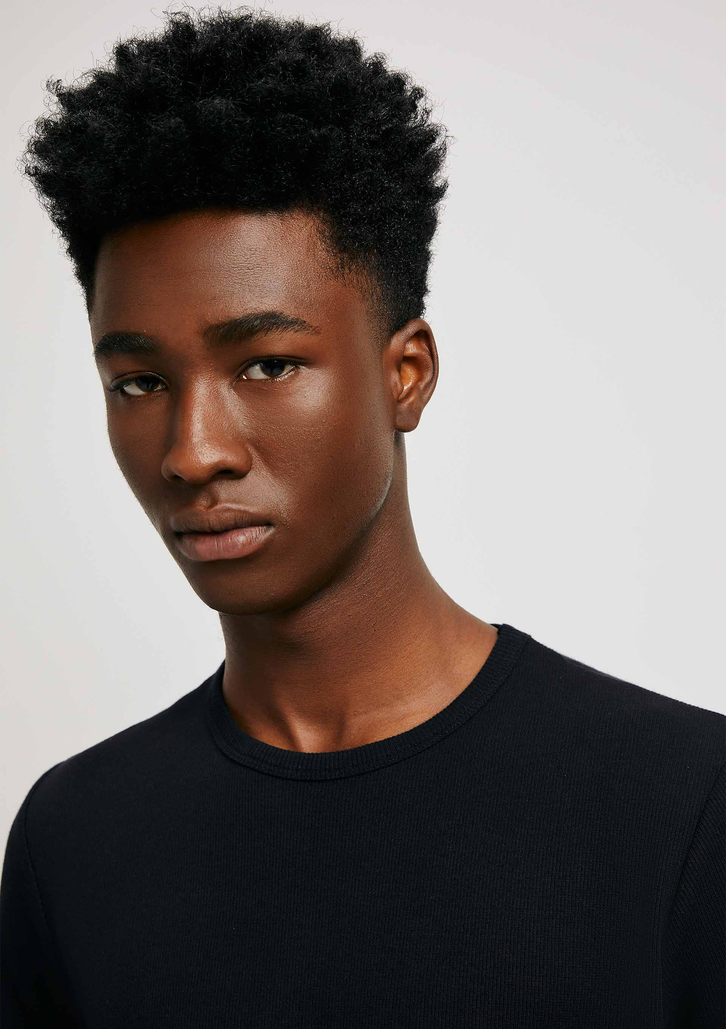 Camiseta Básica Preta Hering Masculina Slim Em Ribana Orla