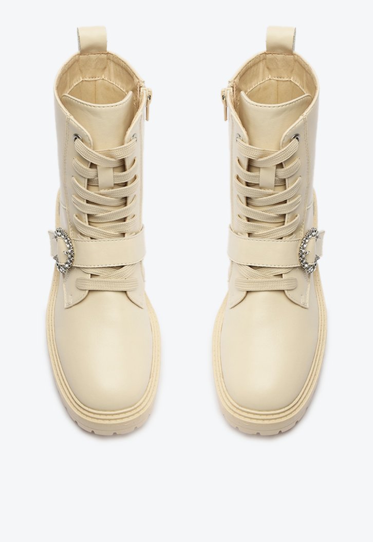 Coturno Cano Médio Off-White Fivela