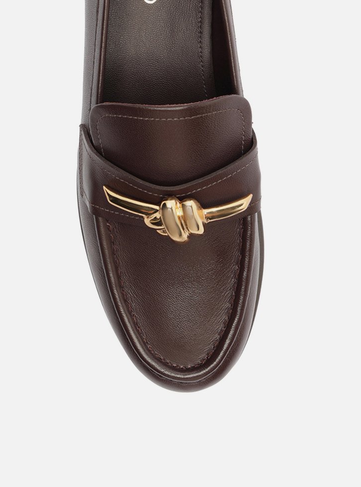 Mocassim Marrom Couro Bico Redondo Metal Nó