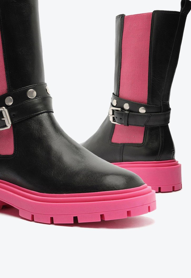 Bota Rosa Preta Arezzo Couro Cano Médio Tratorada