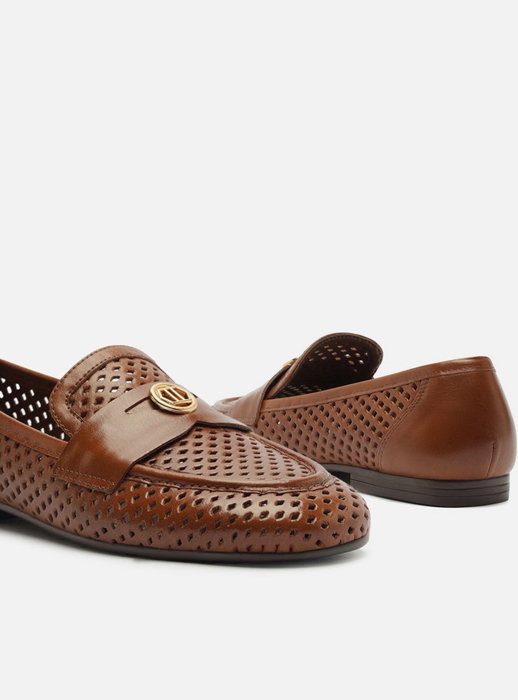 Mocassim Marrom Couro Bico Redondo Vazado Metal