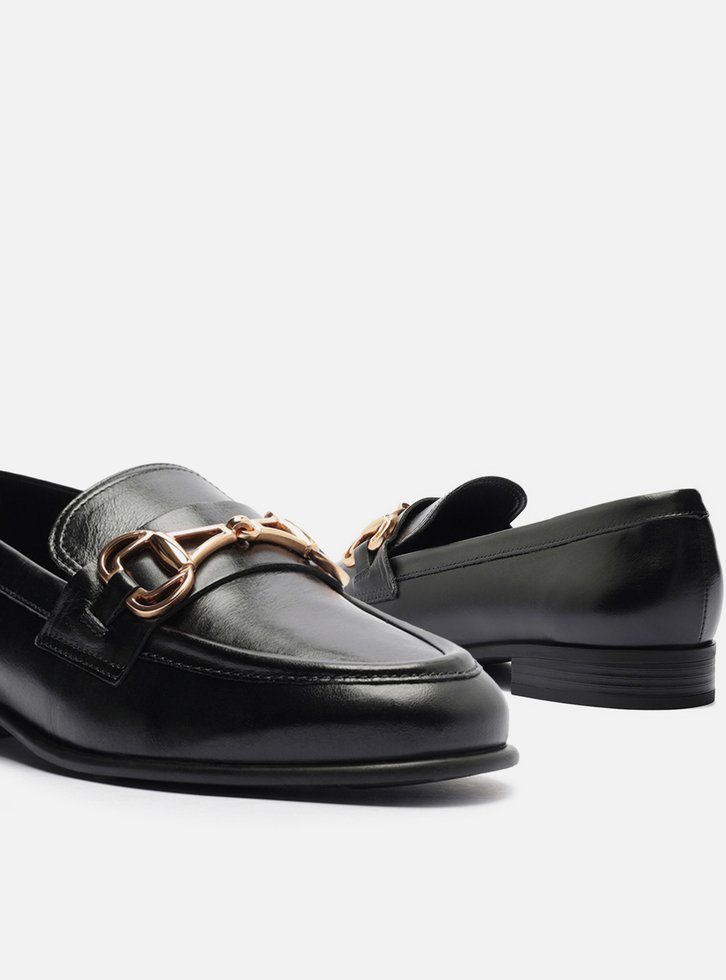 Mocassim Preto Couro Bridão Metálico Retrô
