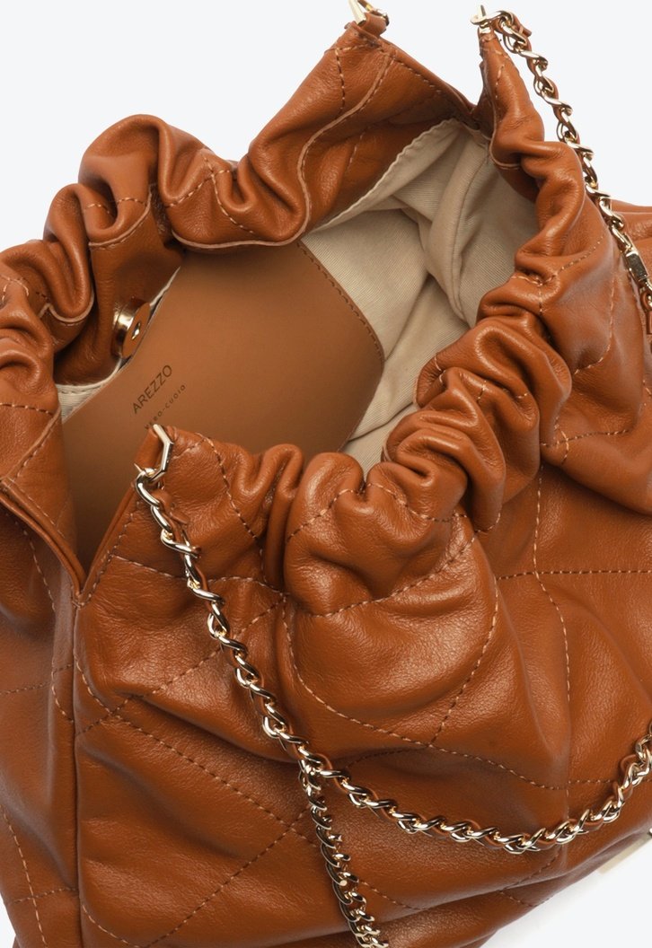 Bolsa Hobo Marrom Arezzo Couro Esther Grande