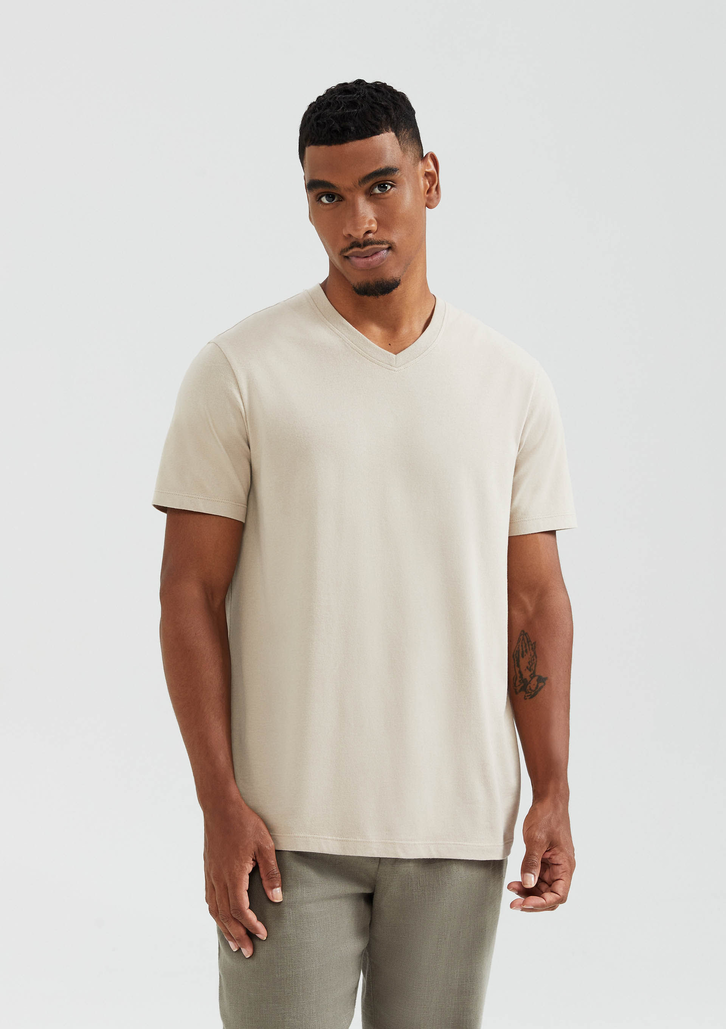 Camiseta Básica Bege Hering Masculina Manga Curta Gola V World