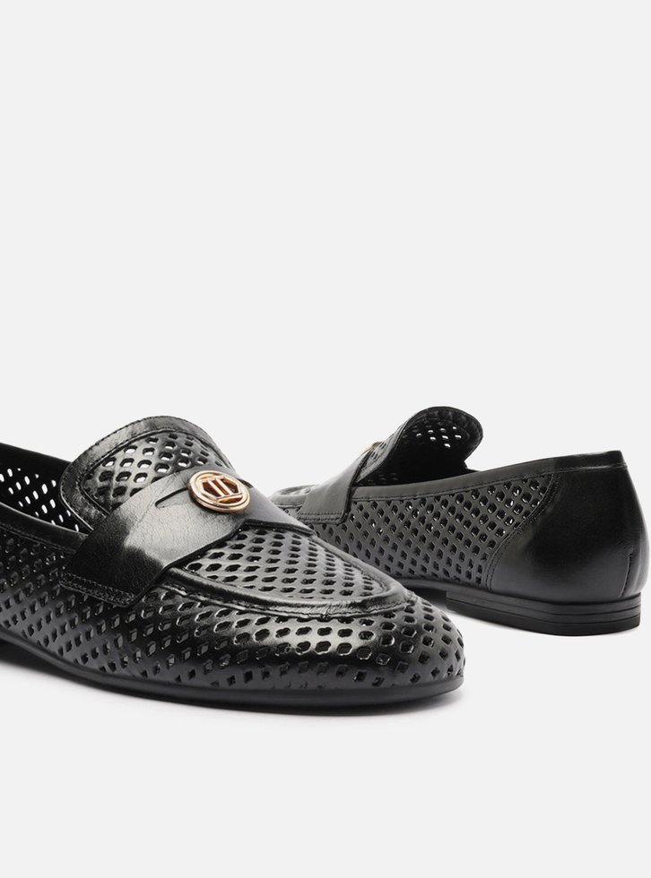 Mocassim Preto Couro Bico Redondo Vazado Metal