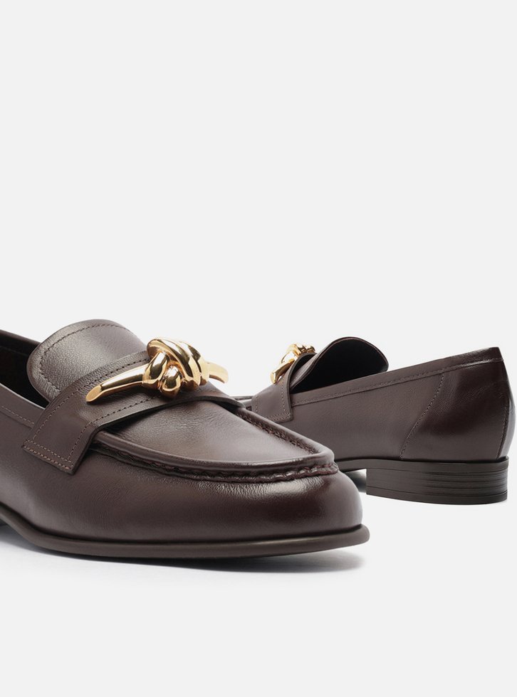 Mocassim Marrom Couro Bico Redondo Metal Nó