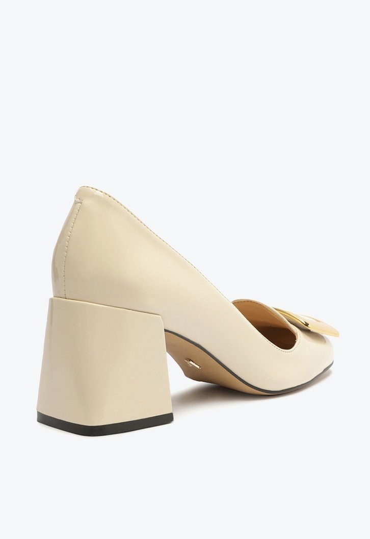 Scarpin Off-white Arezzo Verniz Salto Bloco Fivela Grace