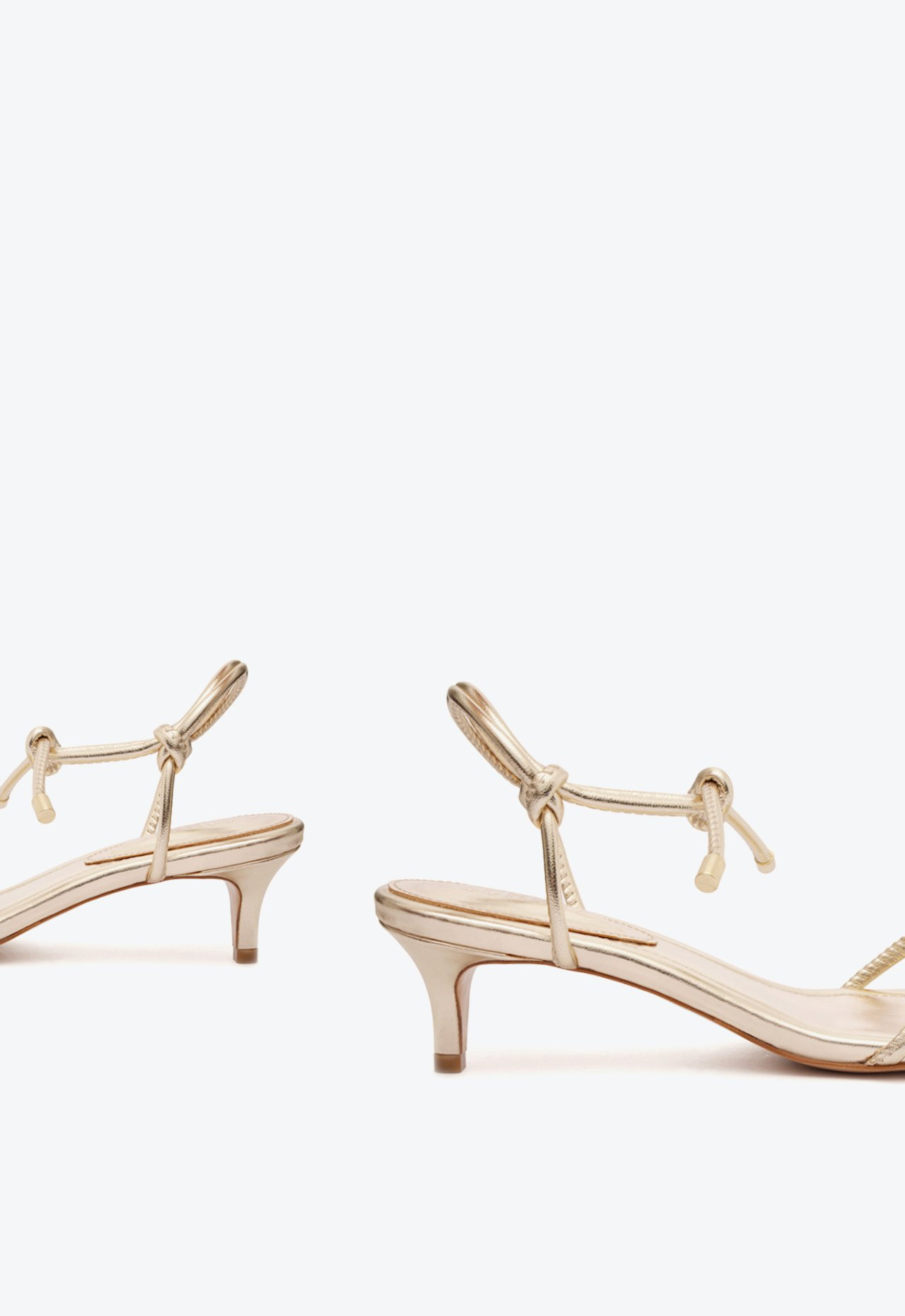 シュシュ˚✧₊⁎❝᷀ົཽ≀ˍ̮ ❝᷀ົཽ⁎⁺˳✧༚ Sandália Dourada Schutz Salto Mid Kate Couro | ZZ MALL