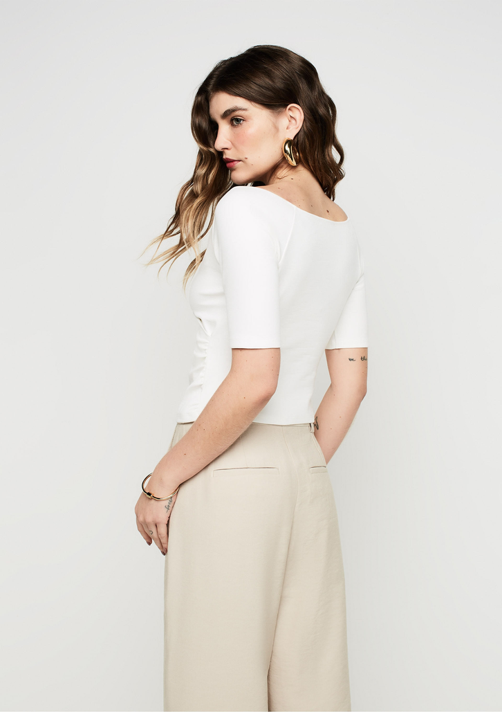 Blusa Off White Dzarm Ajustada Decote Transpassado