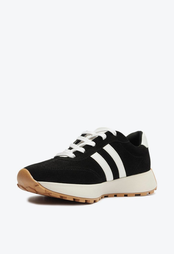 Tênis Preto Sporty Detalhe Lateral