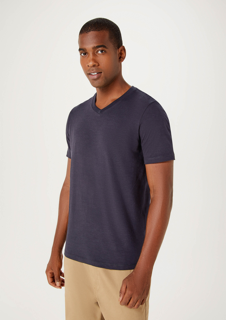 Camiseta Básica Azul Marinho Hering Slim Gola V Em Malha Flamê