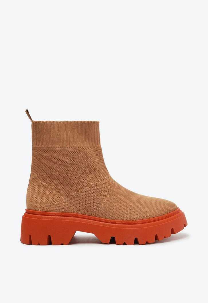 Bota Tratorada Cano Baixo Nude e Laranja Knit