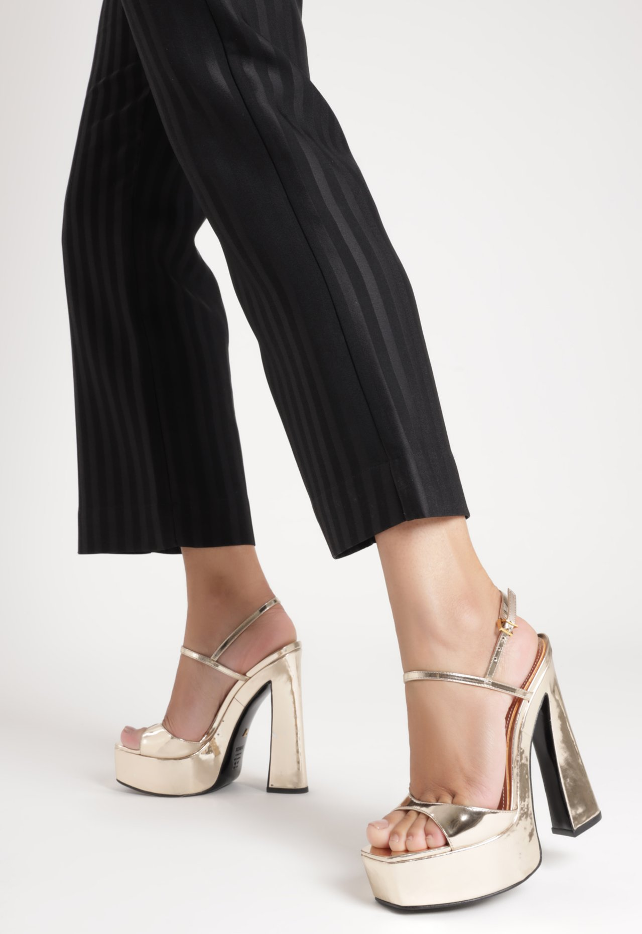 Sandália Dourada Schutz New Wedge Couro | ZZ MALL