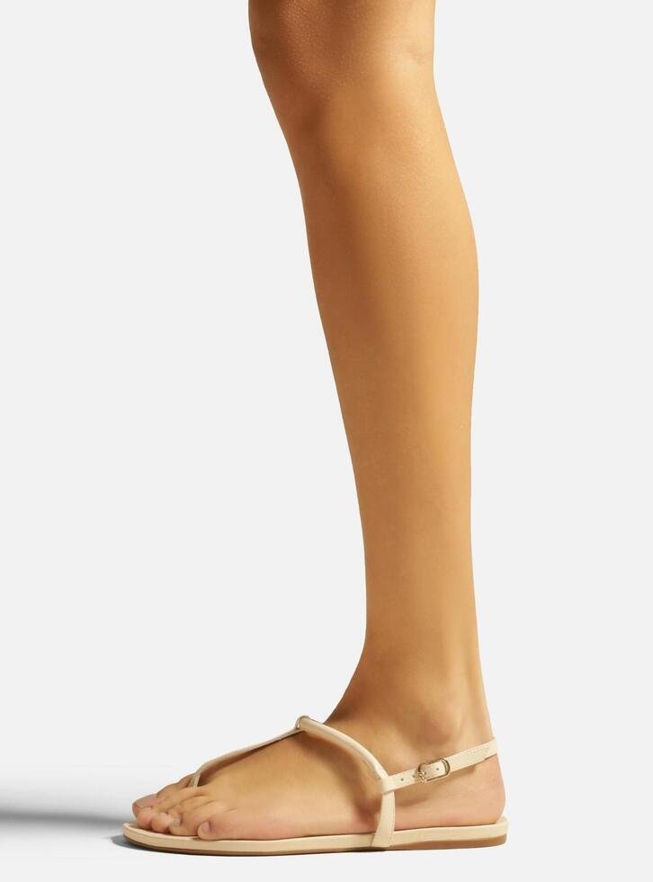 Sandália Rasteira Básica Off-White Arezzo Tiras Slim