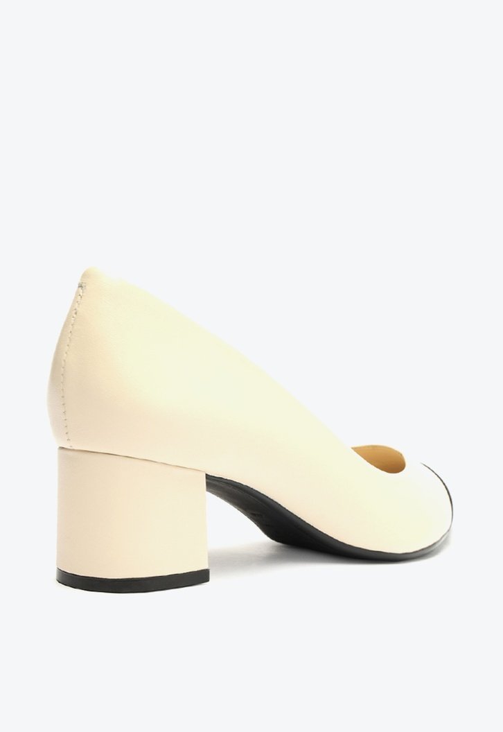Scarpin Off-white Arezzo Couro Bico Fino Cap Toe City