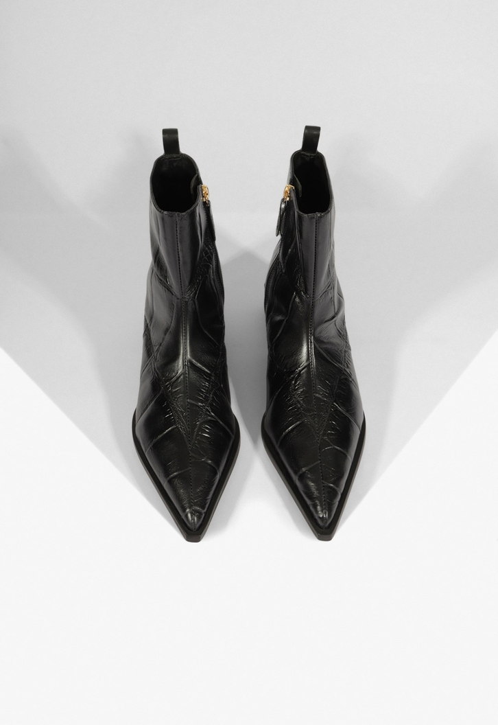 Bota Raffaela Mid Couro Maxi Croco Preta