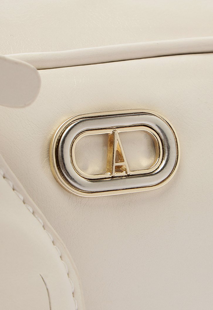 Bolsa Tote Média Bag Charm Tag Bege