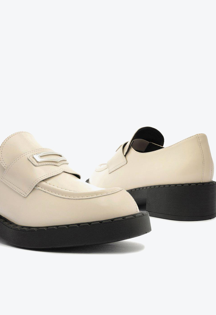 Mocassim Off-White Arezzo Bico Redondo Metal